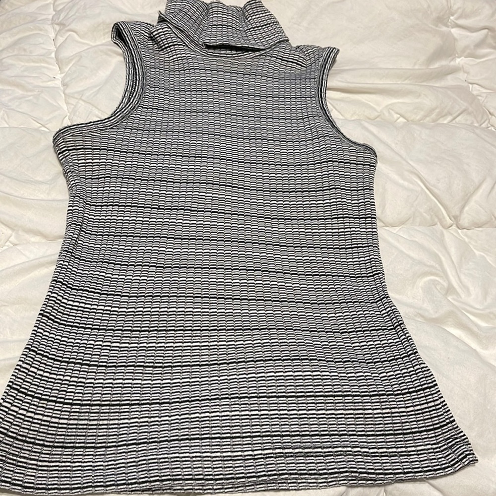Stripped sleeveless turtleneck top